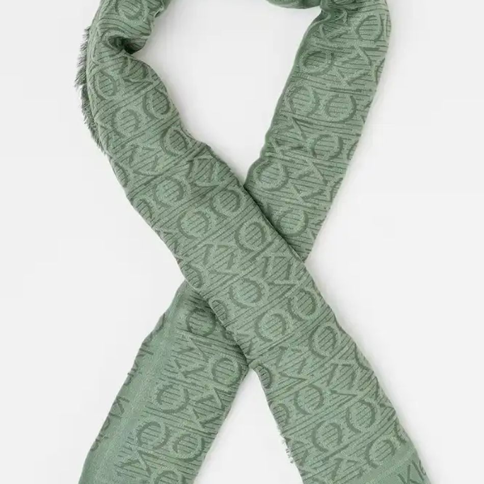 De nelipsit în această toamnă: 20 de eșarfe și fulare