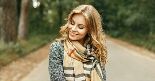 Stropi de energie:  7 eșarfe colorate pentru un look desăvârșit 