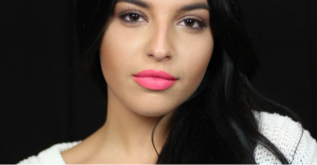 Rujurile în nuanțe electrice neon te pun în centrul atenției