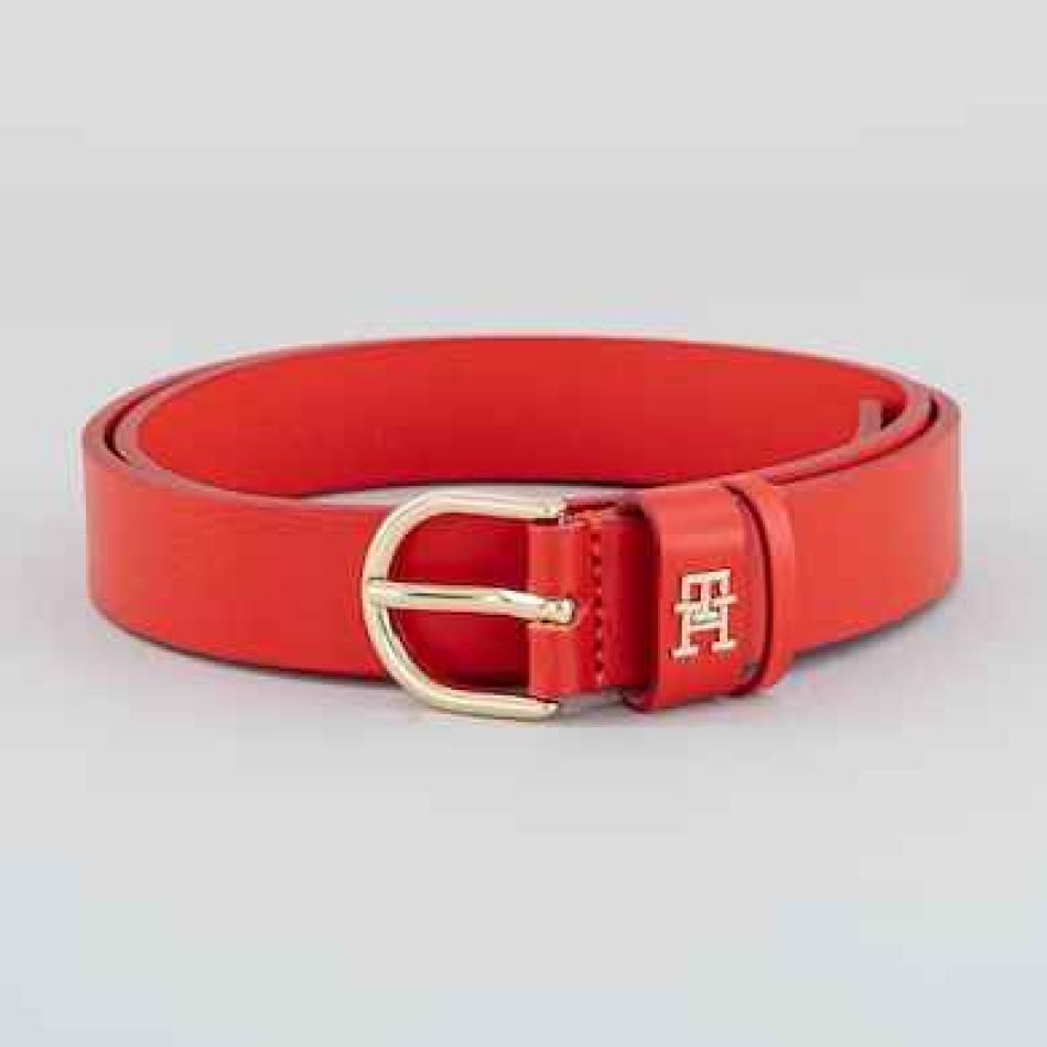 Cum integrăm nuanțele de roșu în ținute? 20 de piese vestimentare pentru anul 2024