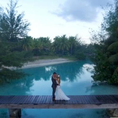 Acesti doi tineri s-au casatorit in PARADIS. Iata cum arata albumul lor de nunta