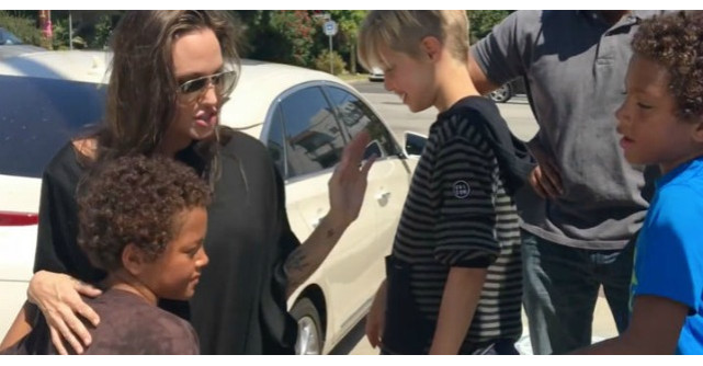 Nimeni nu voia sa cumpere ursuletul acestor copii. Dupa o ora, cel mai neasteptat client a aparut