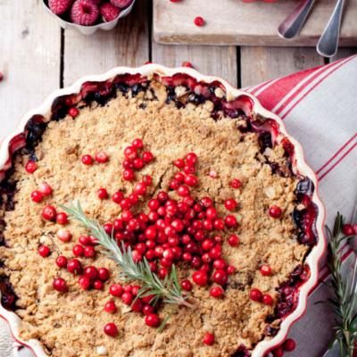 Bucataras: Crumble cu afine, coacaze si zmeura