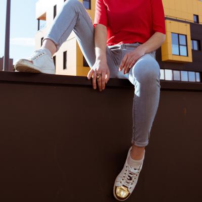 Pantofi sport cu vârful metalic: un plus de coolness pentru ținuta ta urbană