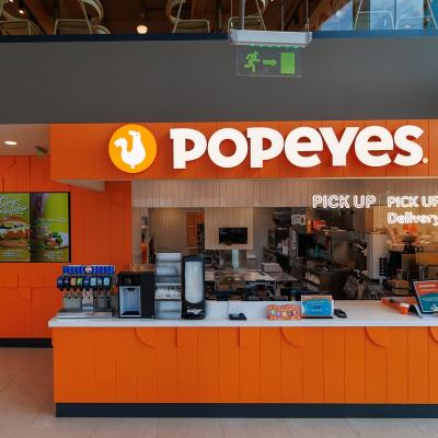 Burger King și Popeyes deschid în București, în zona Răzoare, primul spațiu comun din România