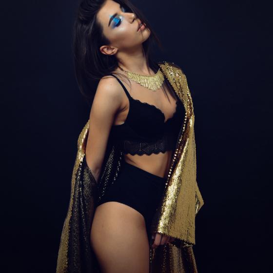 Blazerul cu paiete strălucitoare adaugă un plus de stil ținutei tale