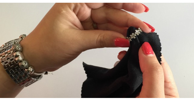 Iti cureti bijuteriile GRESIT. Cu aceasta metoda inelele tale vor arata tot timpul ca noi