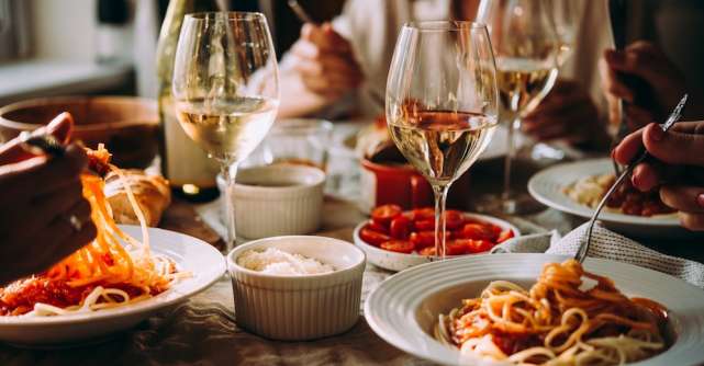 10 preparate culinare pe care să le încerci alături de un pahar cu vin într-o seară de vară