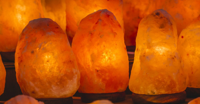 Lampile de sare de Himalaya te scapa de stres, amelioreaza anxietatea si vindeca migrenele