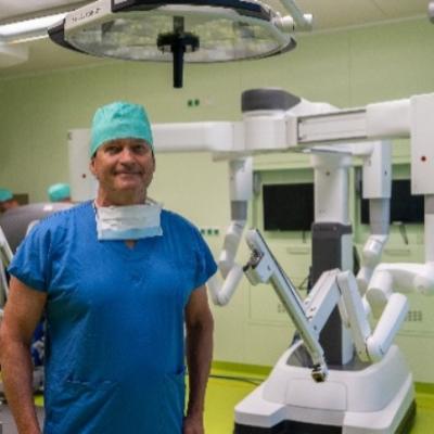 Sistemul de chirurgie robotica Da Vinci Xi