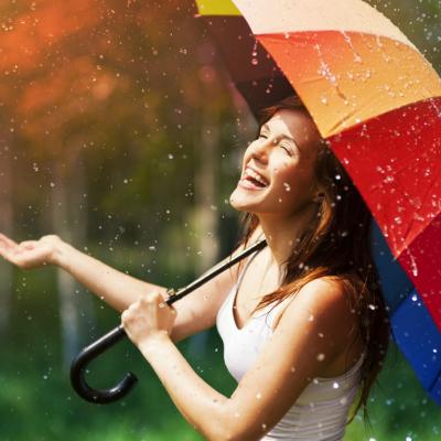 7 umbrele de vară colorate pentru zile ploioase