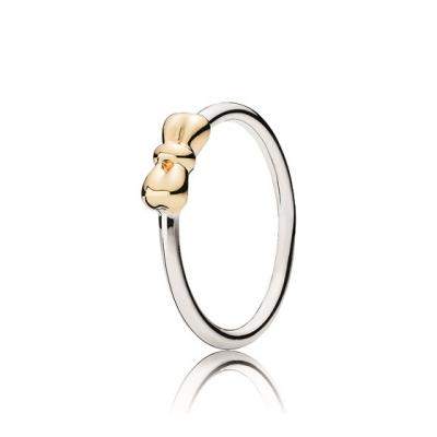 In noua colectie de Craciun de la Pandora, designul modern se imbina cu motivele clasice