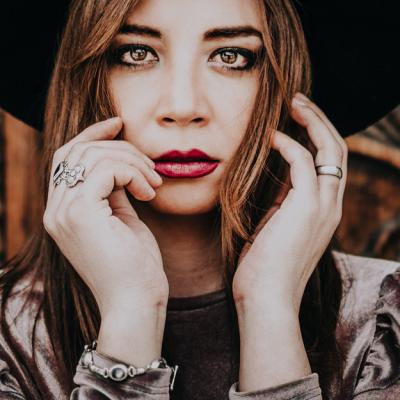 Cum porți bluzele din catifea pentru un look șic