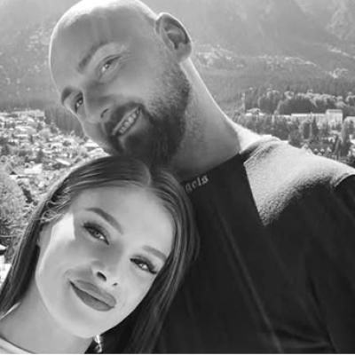 Alex Marcu, distrus de moartea soției sale, luptă să își crească singur fiica. Cine are grijă de cea mică?