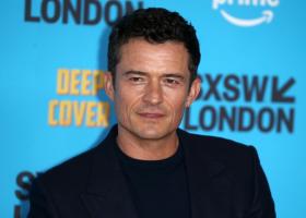 Orlando Bloom și noua sa iubită, escapadă romantică în Italia. Actorul și-a etalat fizicul impecabil pe plajă