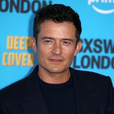 Orlando Bloom și noua sa iubită, escapadă romantică în Italia. Actorul și-a etalat fizicul impecabil pe plajă