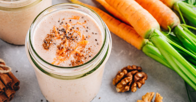 Smoothie cu aroma de carrot cake, micul dejun sanatos, dulce si satios