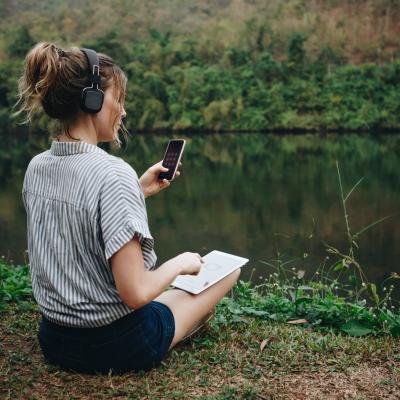 20 de melodii care te ajută să îți calmezi anxietatea 