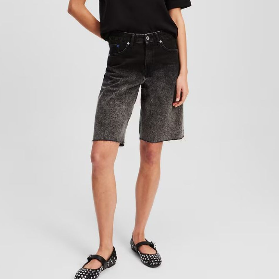 Adio blugi extrem de scurți! Vara aceasta se poartă bermudele, până la genunchi, cu aer masculin