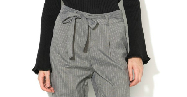 Pantalonii largi la dunga: must-have la birou pentru o tinuta altfel!