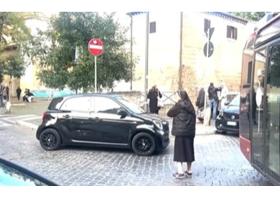 VIDEO: Călugărița româncă fotbalistă care a devenit virală în Roma după ce a sărit să dirijeze traficul blocat lângă Colosseum