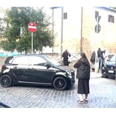 VIDEO: Călugărița româncă fotbalistă care a devenit virală în Roma după ce a sărit să dirijeze traficul blocat lângă Colosseum