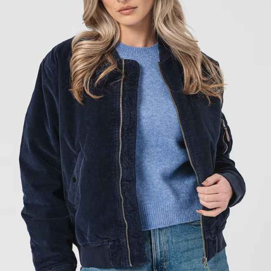 Bleumarin este NOUL negru! 20 de piese vestimentare pentru garderoba ta