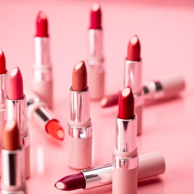 Avon lansează Make-up+Care, gama care îngrijește, uniformizează și protejează tenul