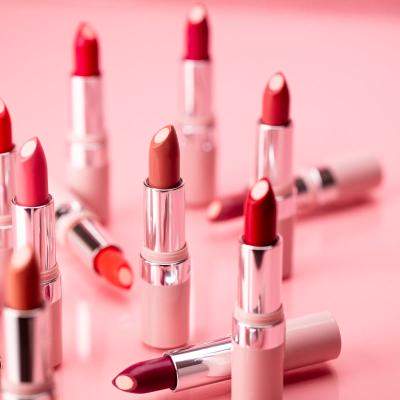 Avon lansează Make-up+Care, gama care îngrijește, uniformizează și protejează tenul