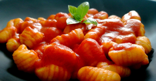 Reteta vegana, fara gluten: Gnocchi cu sos de rosii