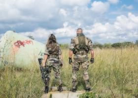 Doi militari din Ucraina și-au jurat iubire pe frontul de luptă. Soldații prezenți au purtat arme și flori albe