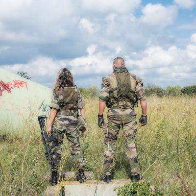 Doi militari din Ucraina și-au jurat iubire pe frontul de luptă. Soldații prezenți au purtat arme și flori albe
