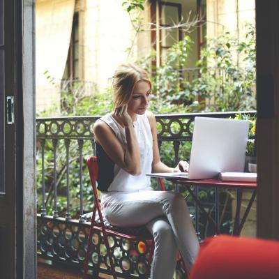 Modele de tricouri personalizate pentru bloggerite. Tie care ti se potriveste?