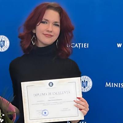 Cine este Denissa Lăbunț, eleva de 10 pe linie din Focșani cu burse la Harvard și Standford, premiată de Președintele României