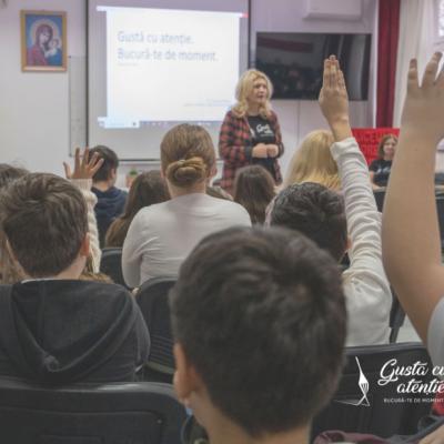 Peste 15.000 de liceeni participă la cea de-a IV-a ediție a Programului „Gustă cu Atenție. Bucură-te de Moment”