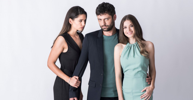 Coloana sonoră a celui de-al doilea sezon al serialului Adela este o melodie celebră a Deliei