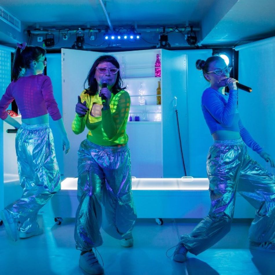  -  ADRENALINĂ -   un spectacol ce explorează tema adicției contemporane în diferite forme  și cultura pop recentă –  PREMIERĂ 