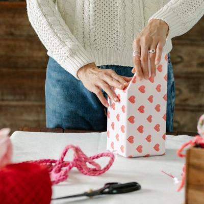 Eticheta dăruirii în cuplu: cum să adaptezi surprizele în funcție de stadiul relației