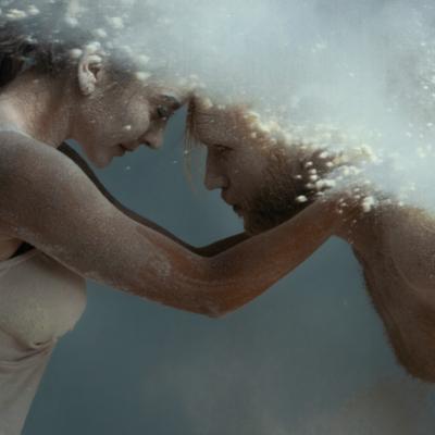 E posibil sa iubesti doi oameni in acelasi timp? Ce spun expertii