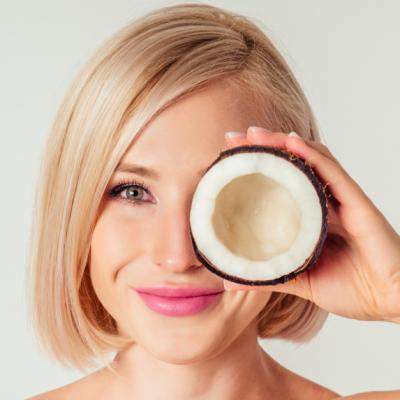 Folosește produse cu ulei de cocos pentru un păr strălucitor!