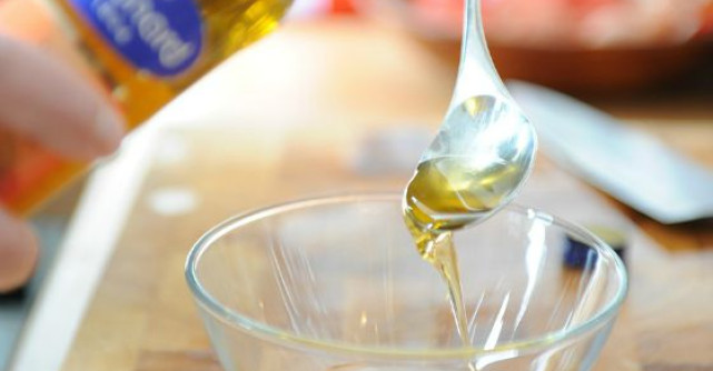 Scapa de riduri cu o lingurita. Este cea mai simpla metoda. Trebuie sa o incerci