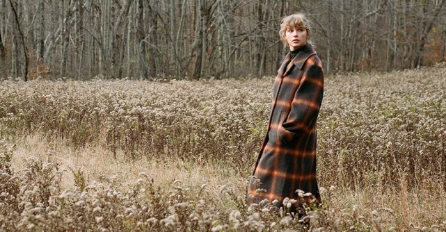 Albumul Evermore, lansat de catre Taylor Swift la finalul anului 2020, revine pe primul loc al topului Billboard 200