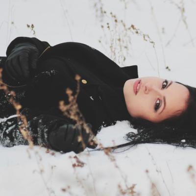 Vrei sa fii diva pe partie intr-un costum de schi la iarna?