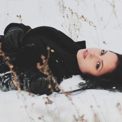 Vrei sa fii diva pe partie intr-un costum de schi la iarna?