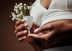 Îngrijire blândă în zilele menstruației: plante, ceaiuri și băi pentru corp și suflet