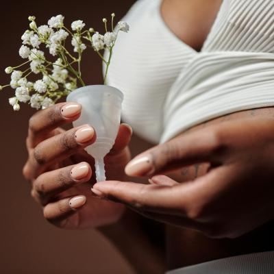 Îngrijire blândă în zilele menstruației: plante, ceaiuri și băi pentru corp și suflet