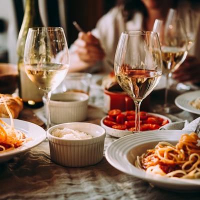 10 preparate culinare pe care să le încerci alături de un pahar cu vin într-o seară de vară