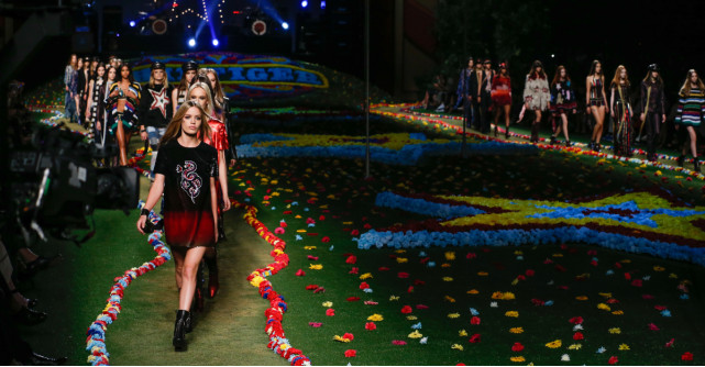 Articole vestimentare și accesorii de la Tommy Hilfiger și Karl Lagerfeld