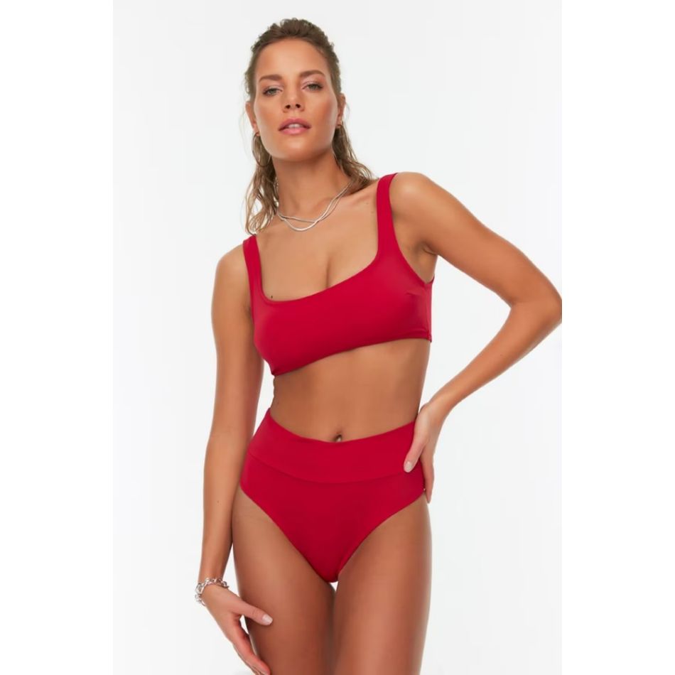 Costumul de baie în două piese: Vedeta verii