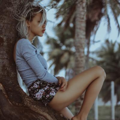 Alege să porți pantaloni scurți cu imprimeu în vara aceasta